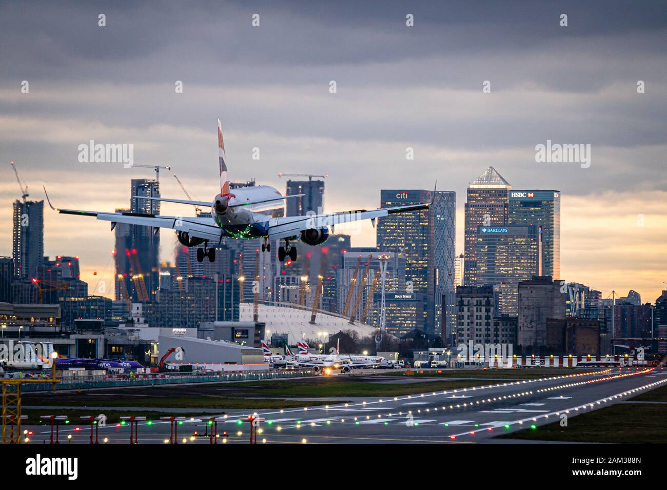 La vista verso Canary Wharf dall'Aeroporto di Londra, Regno Unito Foto Stock