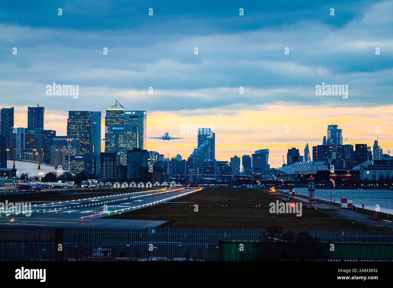 La vista verso Canary Wharf dall'Aeroporto di Londra, Regno Unito Foto Stock