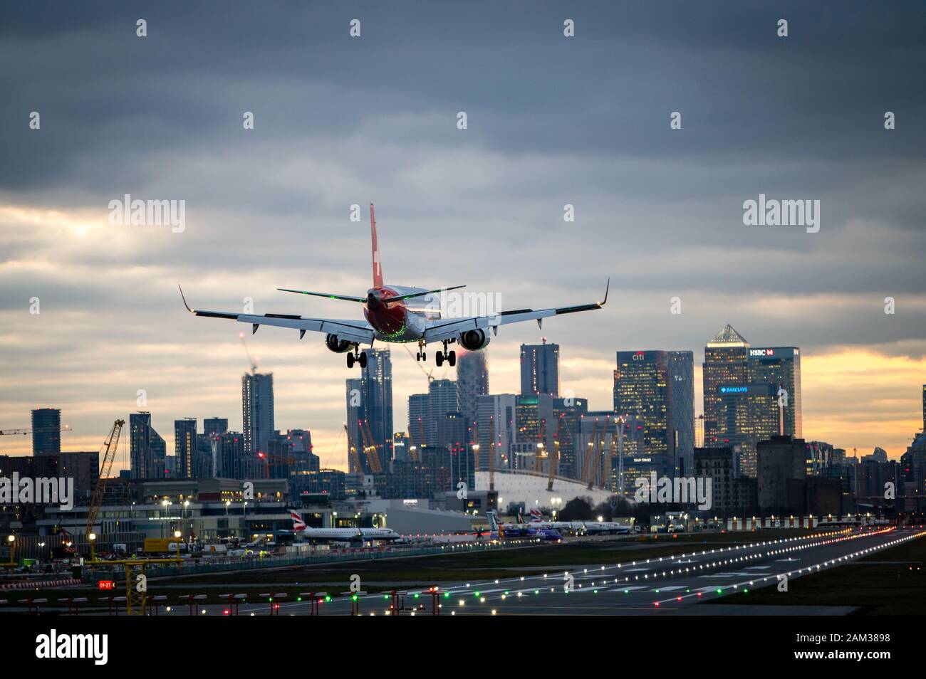 La vista verso Canary Wharf dall'Aeroporto di Londra, Regno Unito Foto Stock