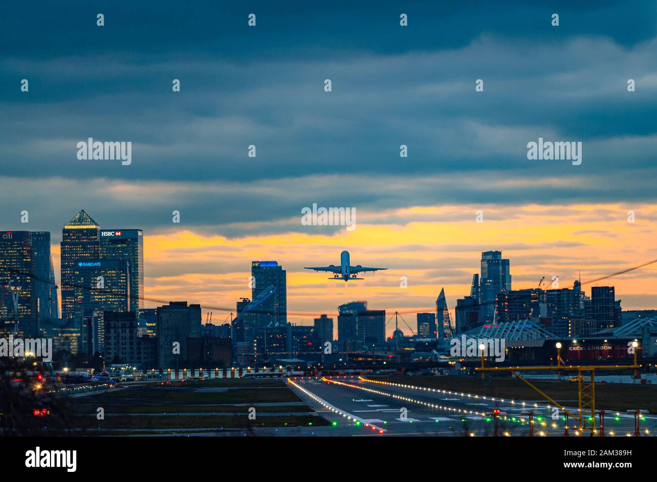 La vista verso Canary Wharf dall'Aeroporto di Londra, Regno Unito Foto Stock