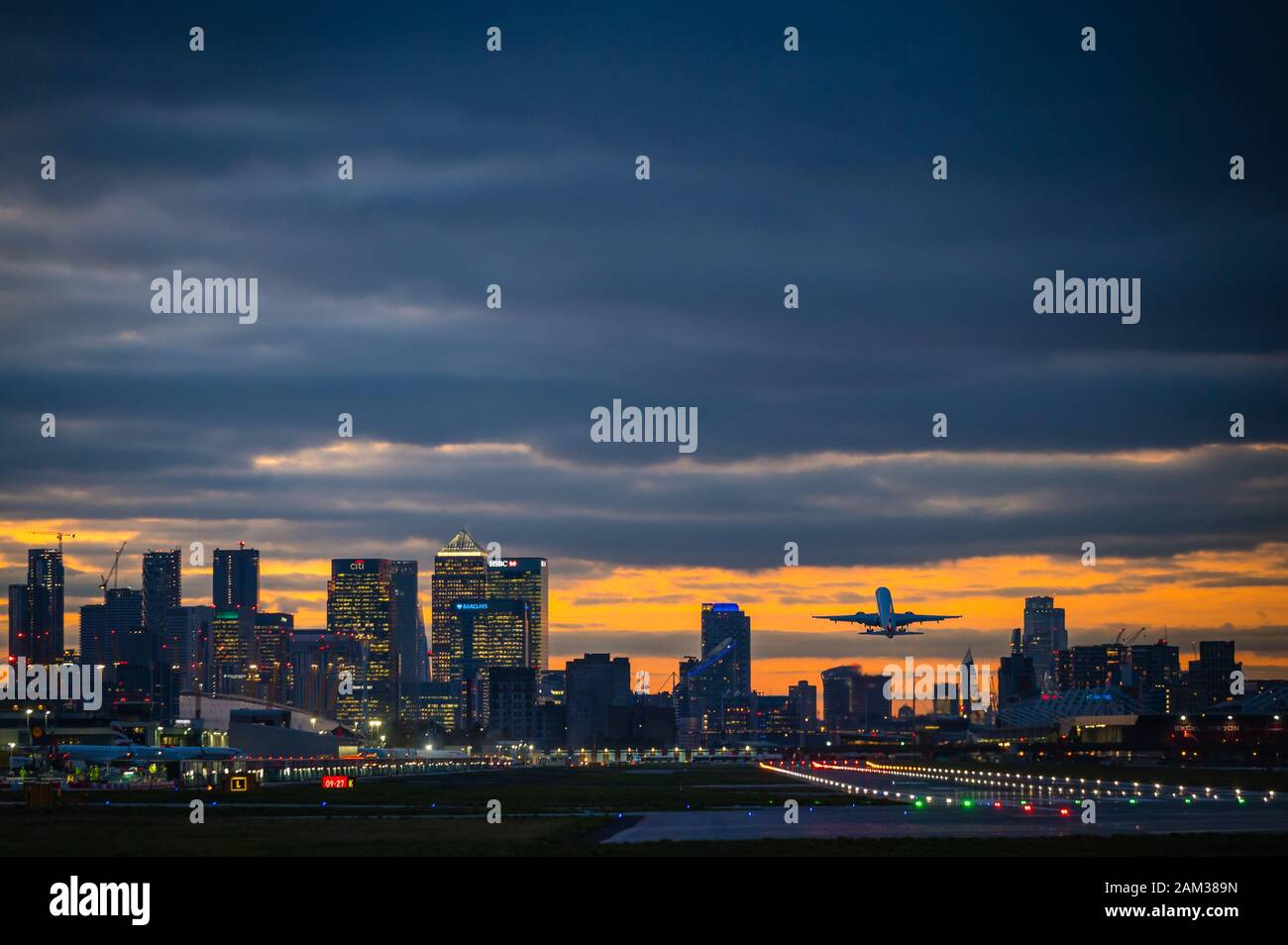 La vista verso Canary Wharf dall'Aeroporto di Londra, Regno Unito Foto Stock