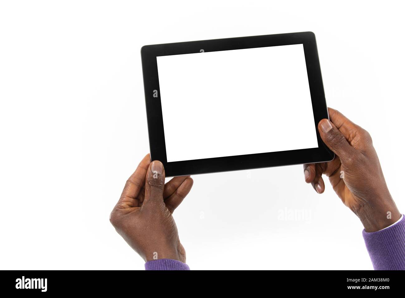Vista da dietro di un uomo africano che tiene un computer tablet nelle sue mani Foto Stock