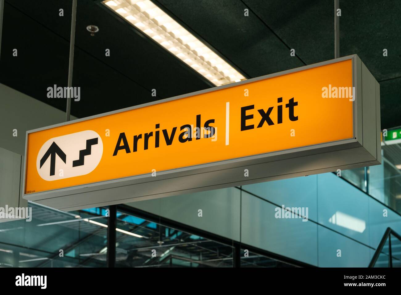 Arrivi e uscite firmano closeup sull'aeroporto Foto Stock