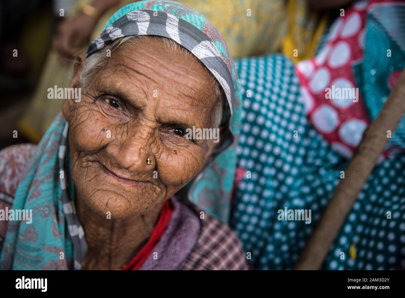 Donna che frequenta il festival di Lathmar Holi in un villaggio vicino a Mathura. Mathura, India Foto Stock