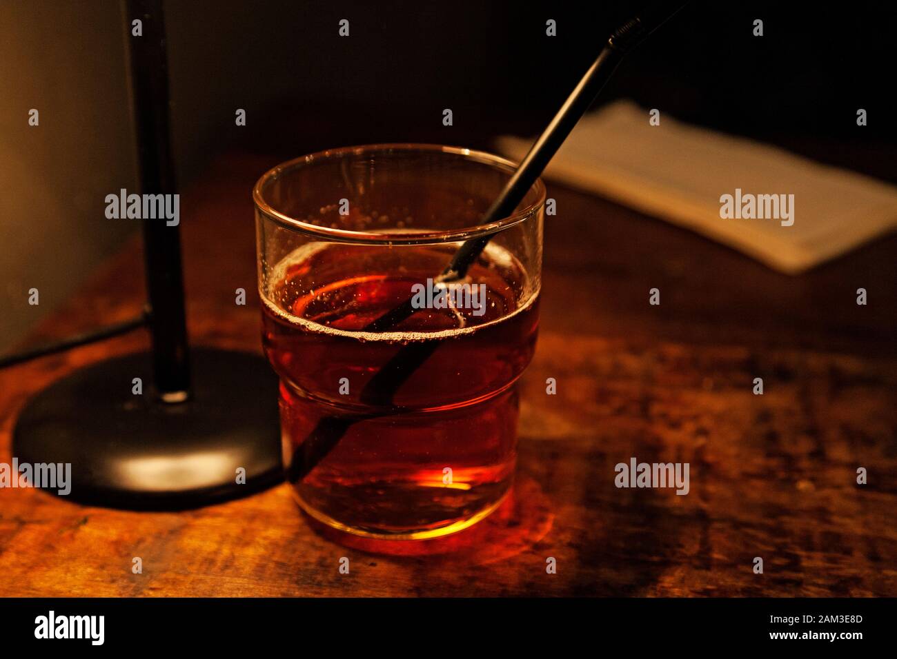 una calda bevanda di mele in una sala accogliente in inverno Foto Stock