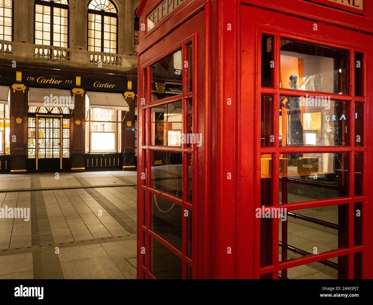 Telefono al di fuori del negozio Cartier su New Bond Street a Londra Foto Stock