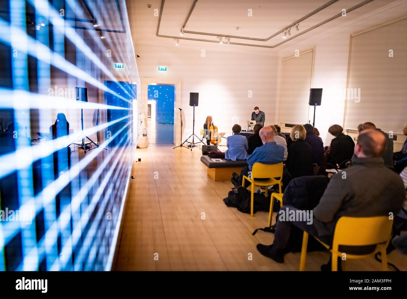 Edinburgh, Regno Unito. Il 10 gennaio 2020. Nuova musica Scozia vincitore Michael Begg, accompagnato dal violoncellista Clea amico, esegue il suo lavoro "una luna che illumina se stesso" per elettronica, stringhe e moonlight presso la Scottish Galleria Nazionale di Arte Moderna. Questo unico adeguamento rende omaggio all'artista Katie Paterson del lavoro "insieme" (attualmente sul display a Scottish Galleria Nazionale di Arte Moderna) introducendo sonified eclissi solare dati nella performance live. Foto Stock