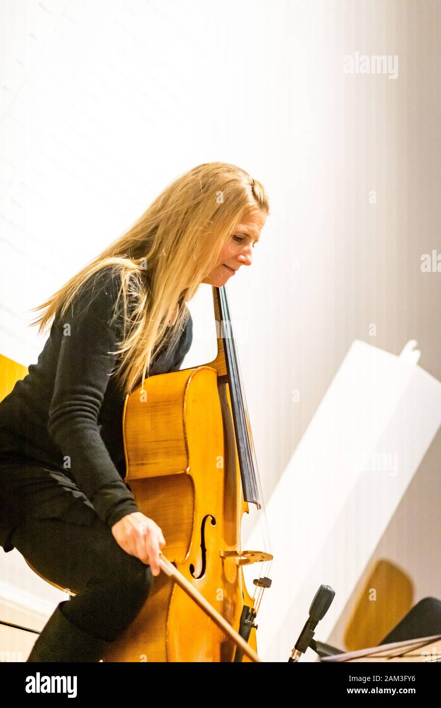 Edinburgh, Regno Unito. Il 10 gennaio 2020. Nuova musica Scozia vincitore Michael Begg, accompagnato dal violoncellista Clea amico, esegue il suo lavoro "una luna che illumina se stesso" per elettronica, stringhe e moonlight presso la Scottish Galleria Nazionale di Arte Moderna. Questo unico adeguamento rende omaggio all'artista Katie Paterson del lavoro "insieme" (attualmente sul display a Scottish Galleria Nazionale di Arte Moderna) introducendo sonified eclissi solare dati nella performance live. Foto Stock