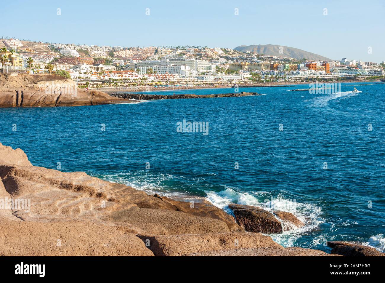 Rocce e mare nei pressi della città di Torviscas sull'isola delle Canarie Tenerife. Foto Stock