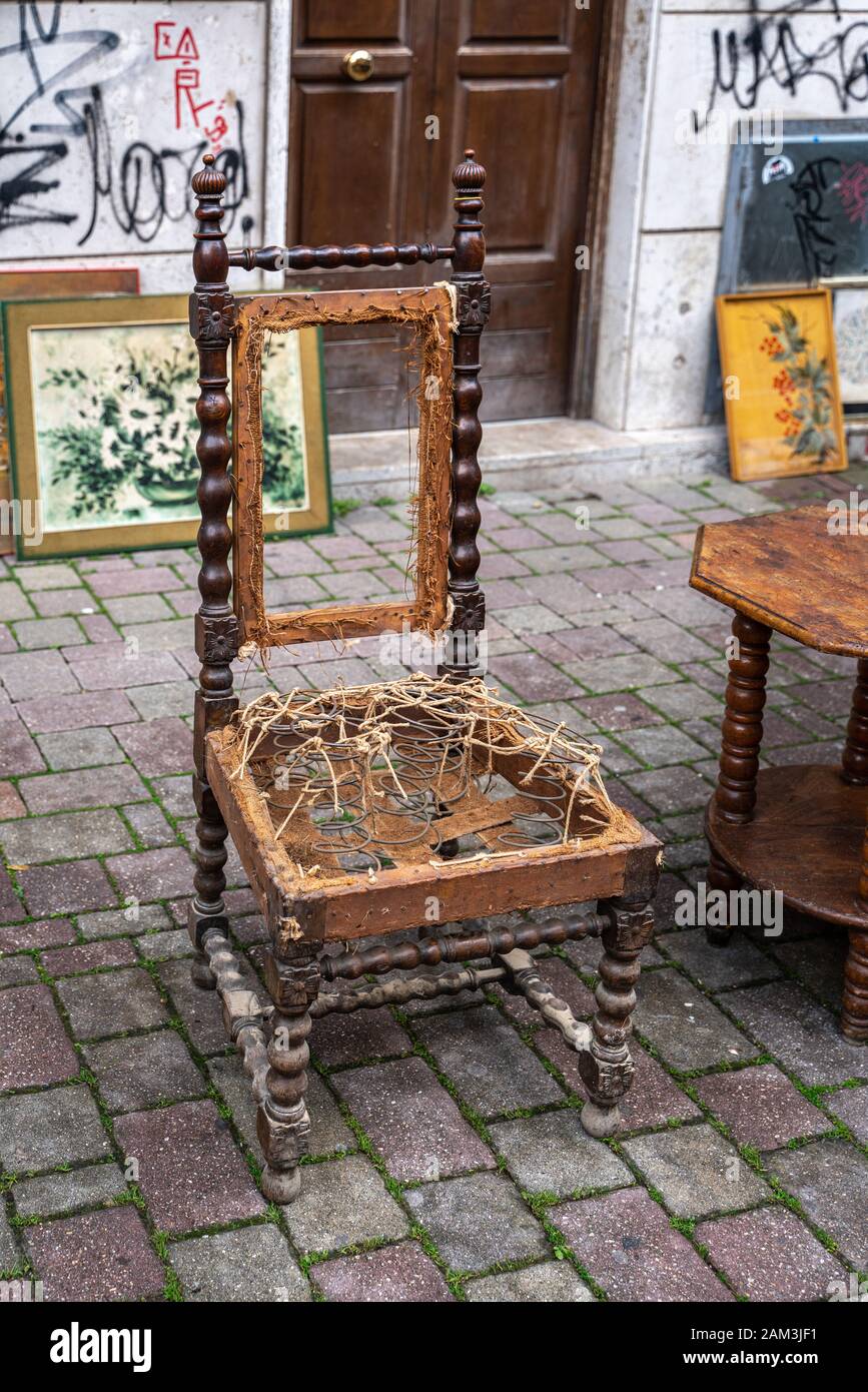antica sedia da restaurare al mercato delle pulci Foto Stock