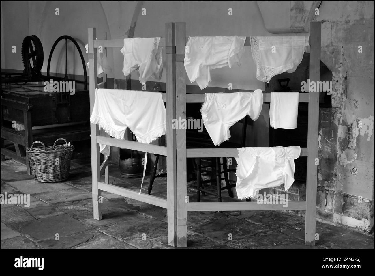 pulire bianco fresco di lavaggio appesa su vintage cavallo di legno orante Foto Stock