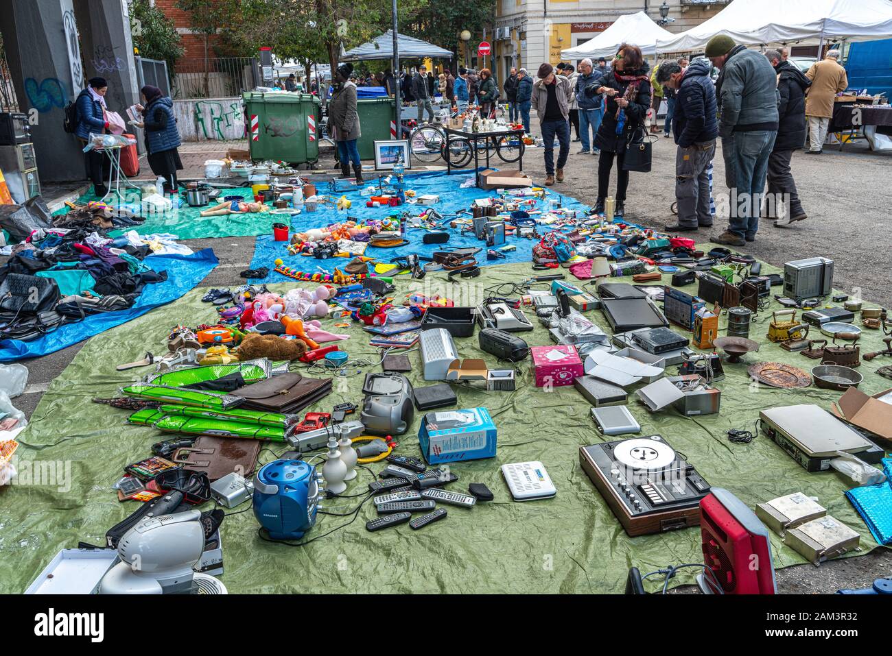 Mostra di oggetti di seconda mano al mercato delle pulci di Pescara. Pescara, Abruzzo, Italia, Europa Foto Stock