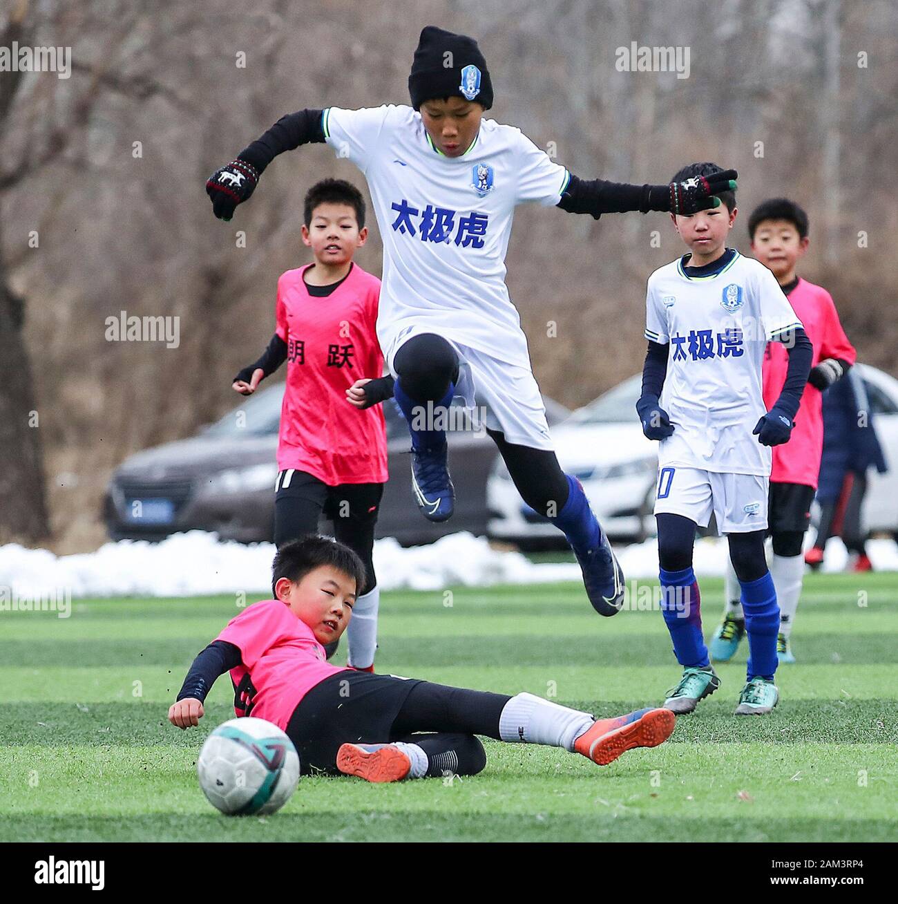 (200111) -- Pechino, 11 genn. 2020 (Xinhua) -- Du Yiming (superiore) di Tiger Club dell'U10 del team si rompe durante il match contro Langyue Club dell'U10 del team a Pechino 2019-2020 Youth Football Club League a Pechino Capitale della Cina, a gennaio 11, 2020. (Xinhua/Zhang Yuwei) Foto Stock