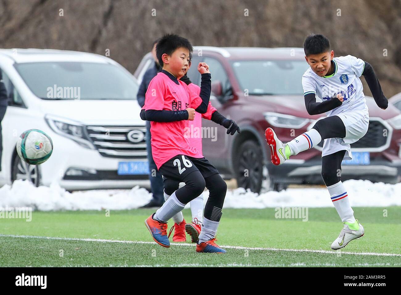 (200111) -- Pechino, 11 genn. 2020 (Xinhua) -- Zhang Bochen (R) di Tiger Club dell'U10 del team Spara la palla durante il match contro Langyue Club dell'U10 del team a Pechino 2019-2020 Youth Football Club League a Pechino Capitale della Cina, a gennaio 11, 2020. (Xinhua/Zhang Yuwei) Foto Stock