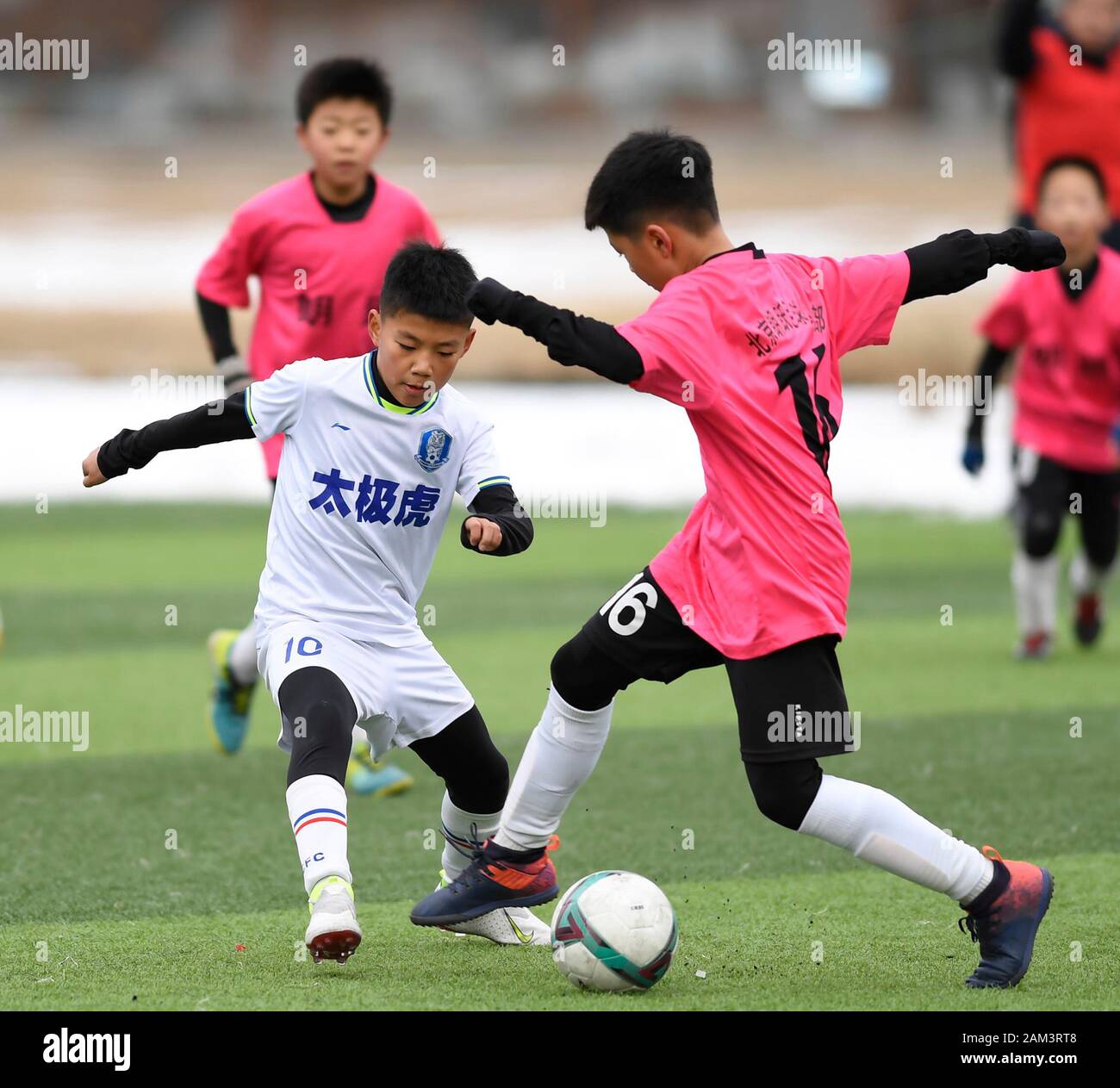 (200111) -- Pechino, 11 genn. 2020 (Xinhua) -- Zhang Bochen (L) di Tiger Club dell'U10 del team vies con Zhang Yixuan di Langyue Club dell'U10 del team durante il loro incontro a Pechino 2019-2020 Youth Football Club League a Pechino Capitale della Cina, a gennaio 11, 2020. (Xinhua/Wu Wei) Foto Stock