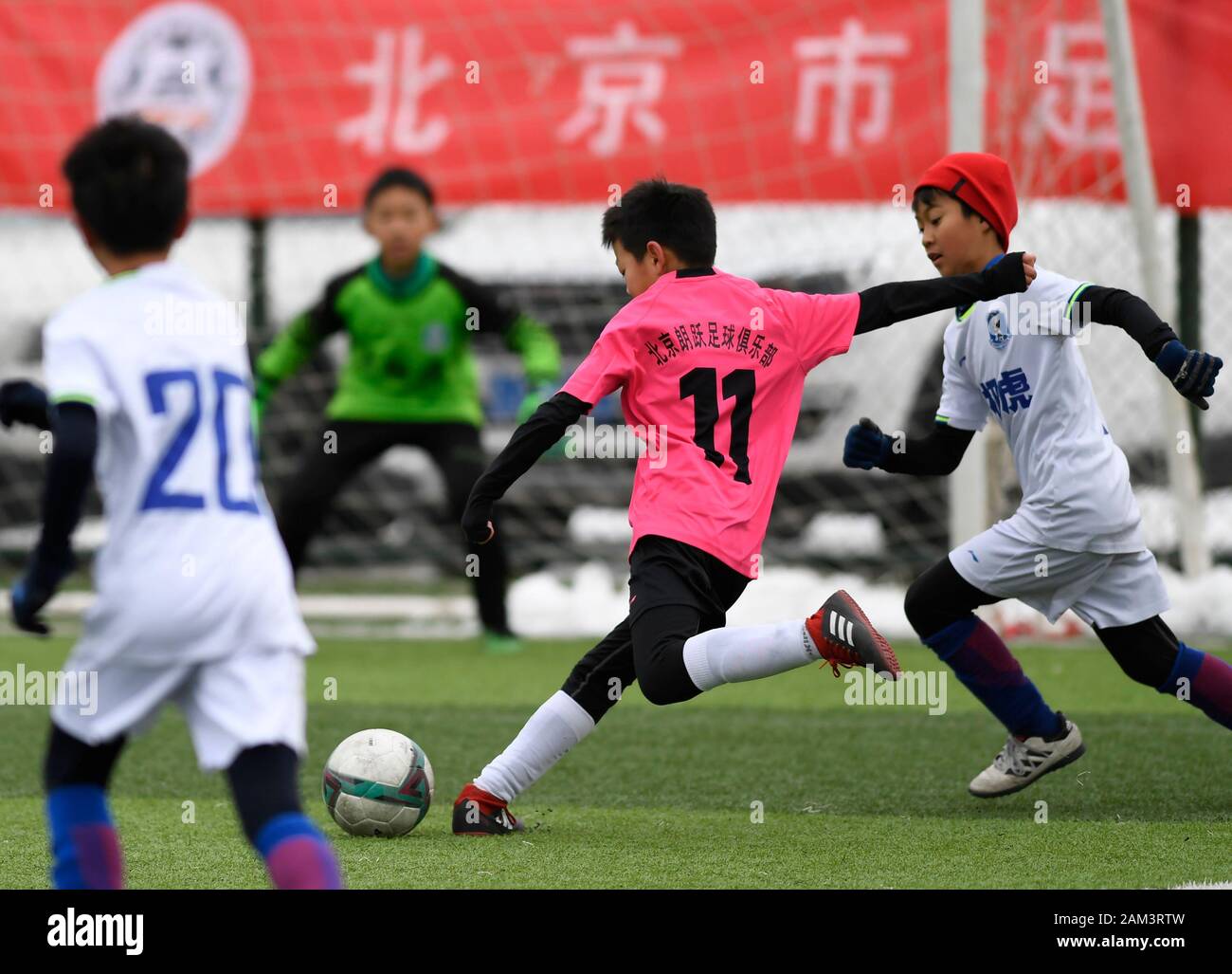 (200111) -- Pechino, 11 genn. 2020 (Xinhua) -- Wang Zhi (C) di Langyue Club dell'U10 del team Spara la palla durante la partita contro il Tiger Club dell'U10 del team a Pechino 2019-2020 Youth Football Club League a Pechino Capitale della Cina, a gennaio 11, 2020. (Xinhua/Wu Wei) Foto Stock