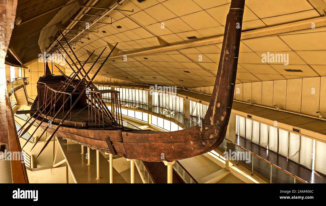 La nave di Khufu è un'imbarcazione di dimensioni complete intatte dell'Antico Egitto ai piedi della Grande Piramide di Giza. Foto Stock