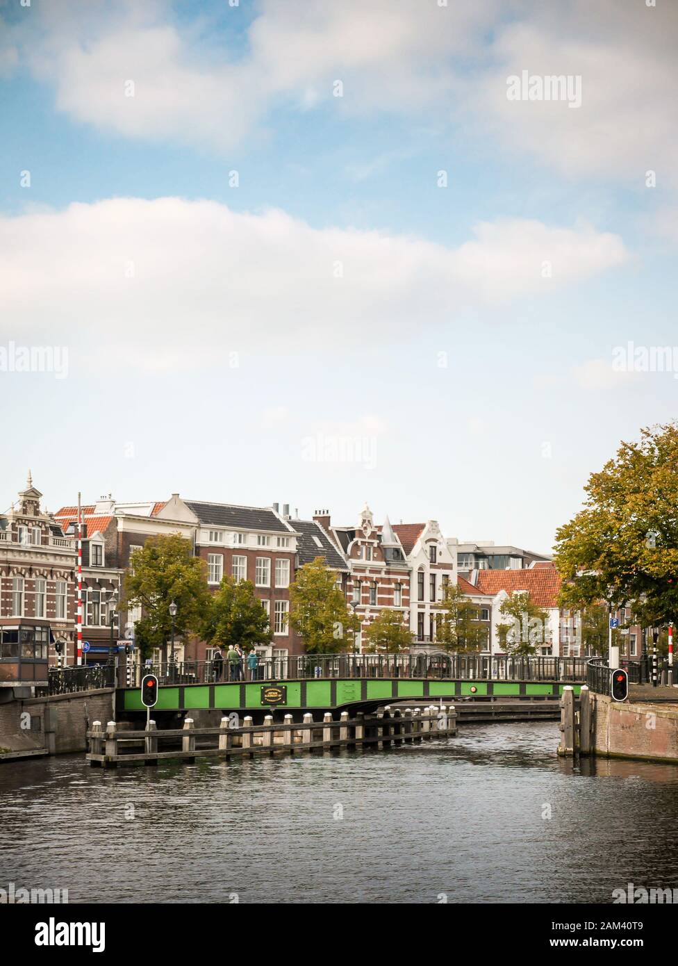Ponte pedonale olandese sul fiume Spaarne, Haarlem, Olanda. Il ponte a sbalzo è imperniato su un asse centrale per consentire il passaggio delle imbarcazioni. Foto Stock