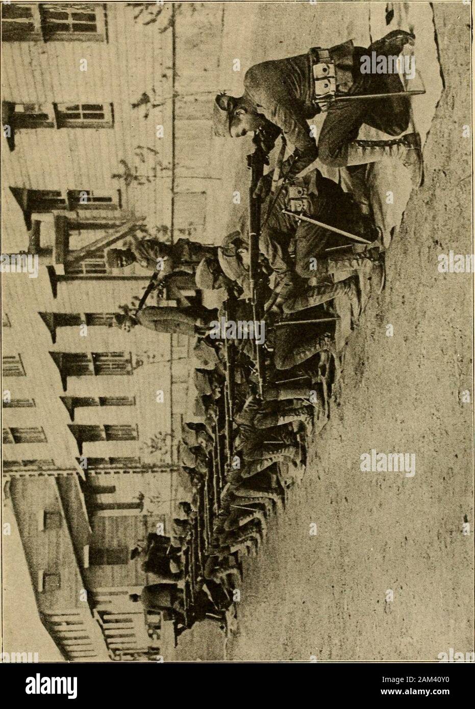 Il popolo del libro di guerra; storia, encyclopaedia - Wikizionario e cronologia della grande guerra mondiale . la morte o la detenzione per a leastfive anni e una multa di almeno $10.000. Mortaio trench-questo è un breve la pistola con un ver-tical fuoco utilizzato per scaricare le bombe in un enemyintrenchment. I tedeschi erano v/ell suppliedwith questa arma di offesa allo scoppio della guerra e gli alleati sono stati premuto duro fortrench artiglieria. Il tedesco della trincea mortaio dis-cariche con un ottuso braccio, una forma di salsiccia pro-jectile così lento movimento a prima che il corpo di uomini che è stato progettato per trovare spesso può es-capo della sua forza. Tr Foto Stock