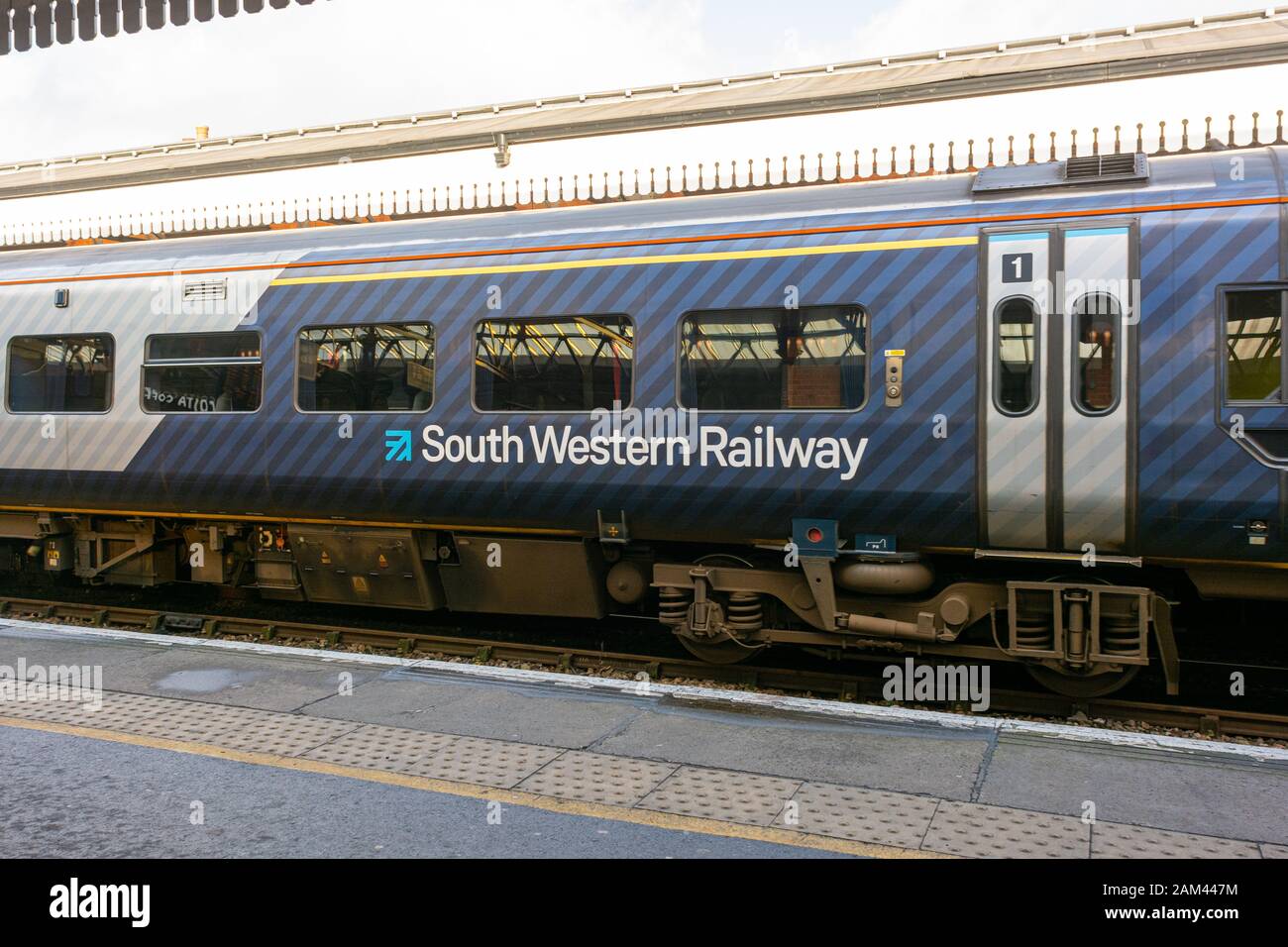 La ferrovia sud-occidentale (precedentemente Treni sud-ovest) ferma a Salisbury, una piattaforma della stazione Foto Stock