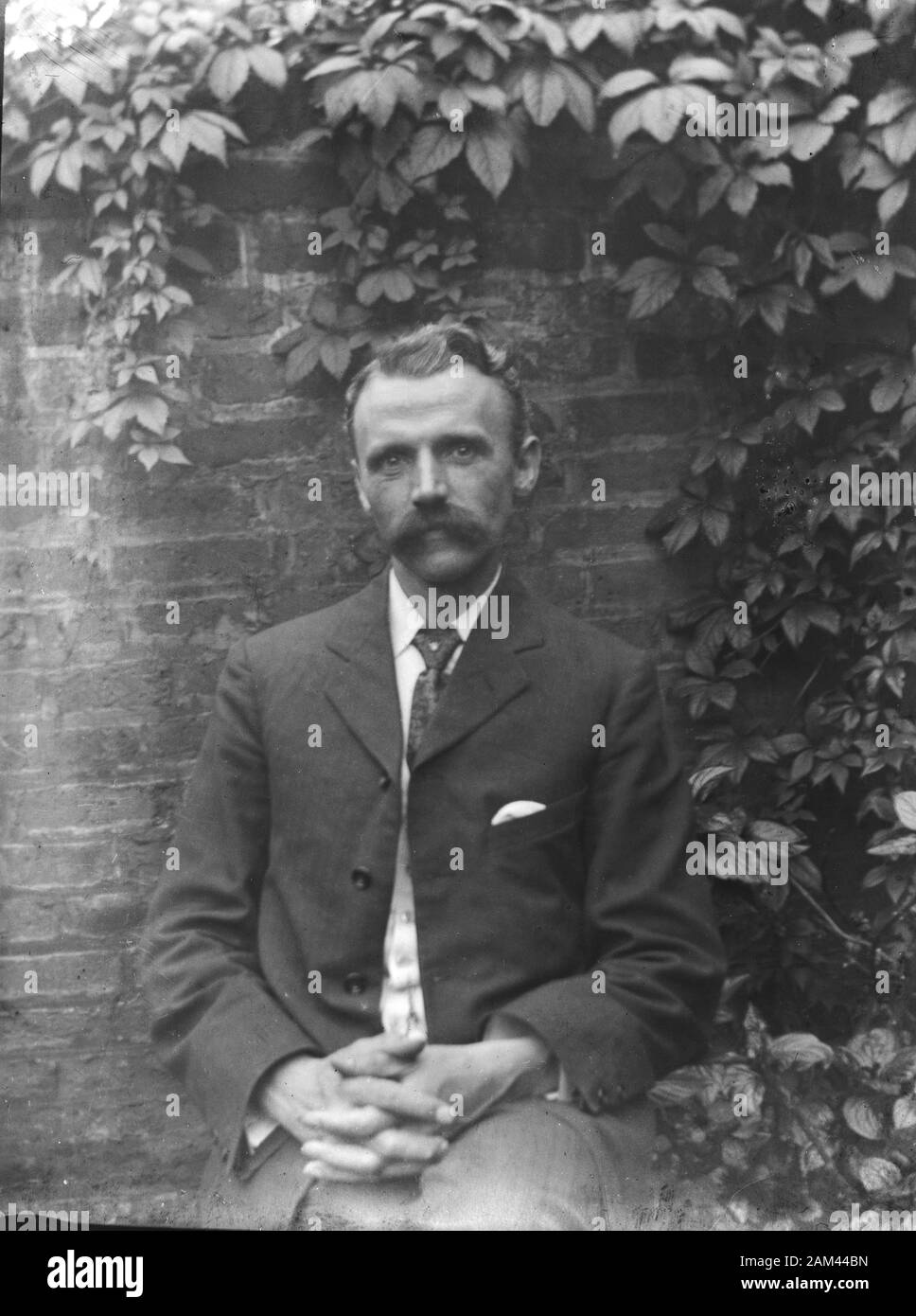 Archivio fotografia di un uomo baffato circa 1910. Scansione diretta dal vetro negativo. Foto Stock