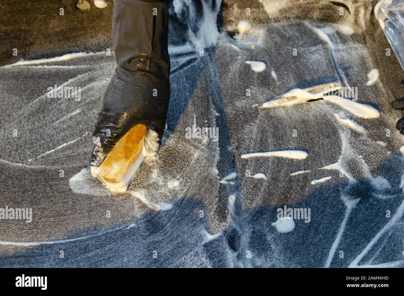 Mani che indossano guanti neri. Lucidare le auto. Pulizia auto. Foto Stock