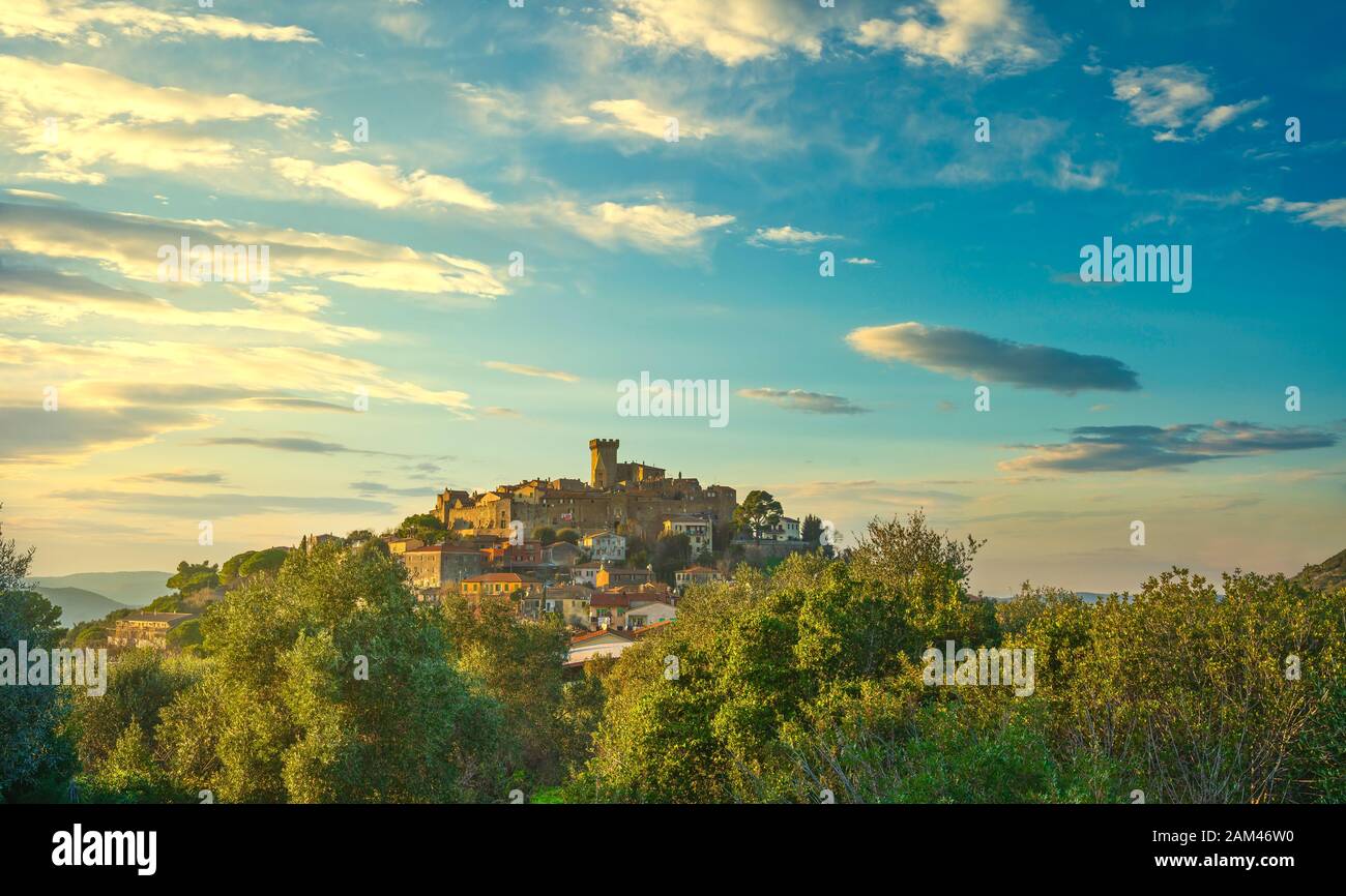 Capalbio borgo medievale skyline al tramonto. Maremma Toscana Italia Europa Foto Stock