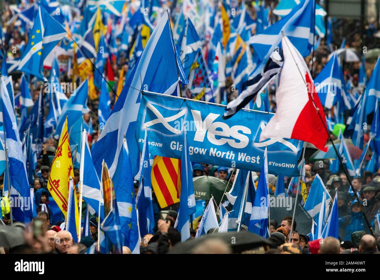 Glasgow, Scozia, Regno Unito. 11th Gen 2020. Migliaia di sostenitori dell'indipendenza marciano per le strade di Glasgow nonostante la pioggia battente. L'evento è stato organizzato Da Tutti Sotto Un unico Banner, il gruppo di pressione popolare per l'indipendenza scozzese. Credito: Kay Roxby/Alamy Live News Foto Stock