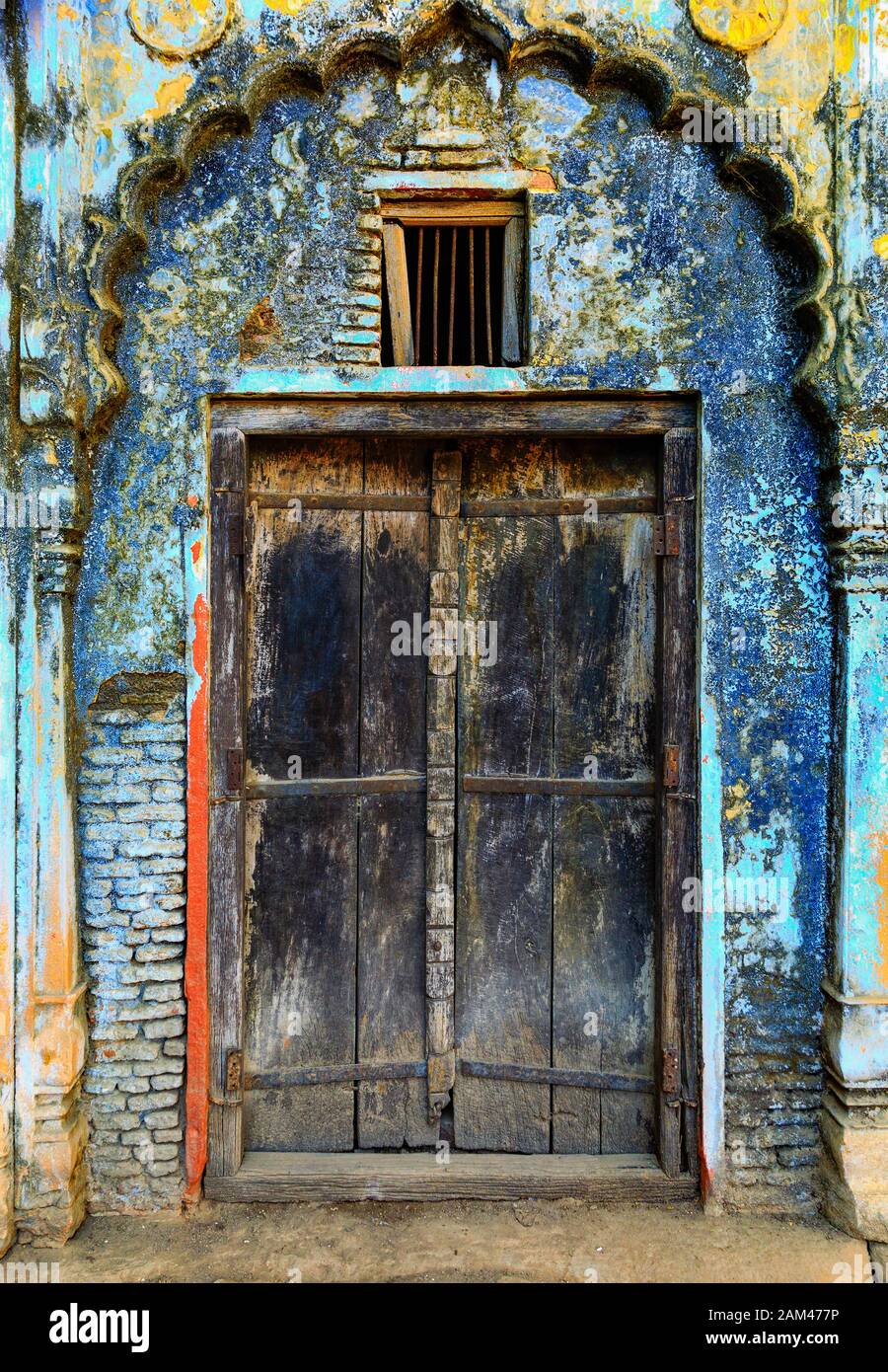 Vecchio Jaded ancora colorato porta in città vrindavan, Mathura, Uttarpradesh, India, Asia Foto Stock
