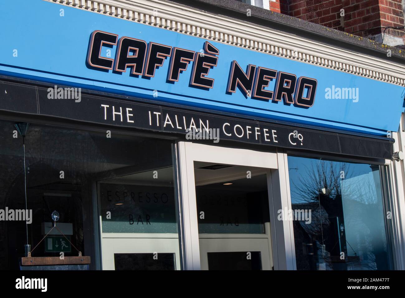 Havant, Hampshire, Regno Unito, 10 Gennaio 2020. Caffe Nero la società italiana di caffè nella strada principale di Havant. Foto Stock