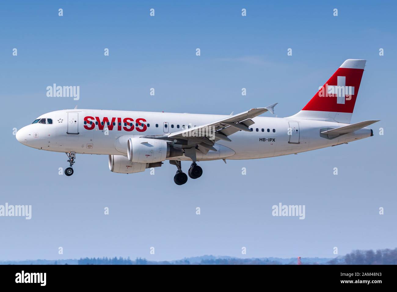 Zurigo, Svizzera - 31 marzo 2019: Aeromobile Airbus A319 della Swiss International Airlines all'aeroporto di Zurigo (ZRH) in Svizzera. Airbus è un aeromobile Foto Stock
