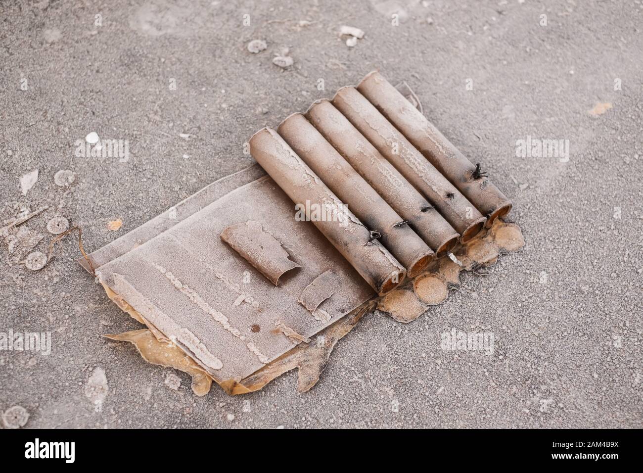 I resti di fuochi d'artificio e imballaggi rovinano le strade dopo la tradizionale celebrazione dei nuovi anni Foto Stock