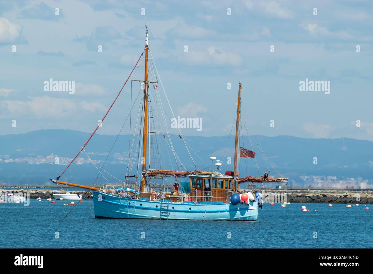 Una vecchia barca da pesca convertito in una barca nel porto di Aveiro Sao Jacinto Portogallo Foto Stock