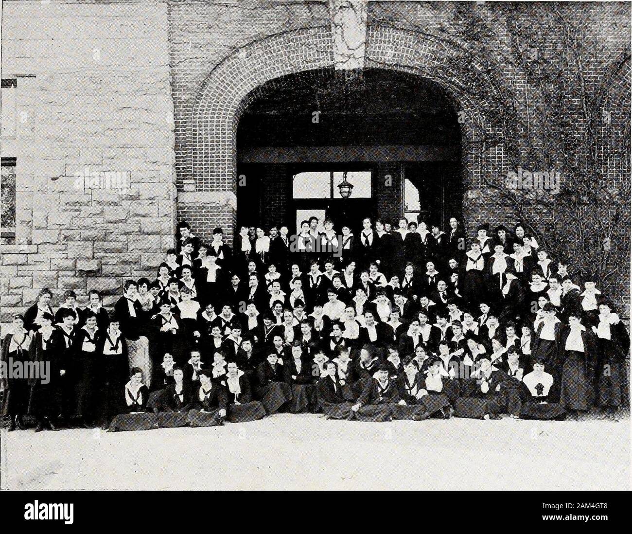 Tatler . siamo-come lo sono state in piedi su un poggio, comandando aclear vista di tutti intorno a noi. Off nel vicino a distanza Senior Hill può essere visto in tutti itssplendor e grandezza. Con la sua brillantezza, tuttavia, vediamo sovrastata con graveresponsibilities. Abbiamo acquisito un nuovo titolo-Big Sisters-un altro giù in ourcrown! Privilegi Senior sono ora in vista, cuscinetto con loro gravi responsabilità;e invano sarebbe vi dicono le sconfitte, vittorie, glorie e whatnots delcarrello oro e blu. Ad eccezione di alcuni che si sono rivelati più equa rispetto a noi, andwho sono stati rivendicati per quella superiore Foto Stock