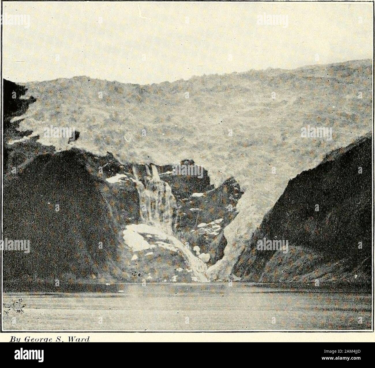 Visite turistiche in Sud America . JU/ (,e..,./. .N. n,,r.l un (iigaiitic (ilacier nel Canale di Beagle 168 Sight-Sceing in Sud America del sud. Esso ha preso Magellan e il suo piccolo lleet trenta-eightdays per passare attraverso lo stretto che un piroscafo può nowtraverse in un giorno. Magellan trovato lo stretto in modo violentthat quando ha raggiunto il più silenzioso oceano occidentale ha dato itits presente nome del Pacifico. Nave Magellans, la Vit-. ByG pila (.lacier e cataratta llie Conic giù al mare toria, fu la prima nave che circumnavigare il globo,ma Magellan stesso è stato ucciso per la sua strada di casa, a theage di quaranta-o Foto Stock