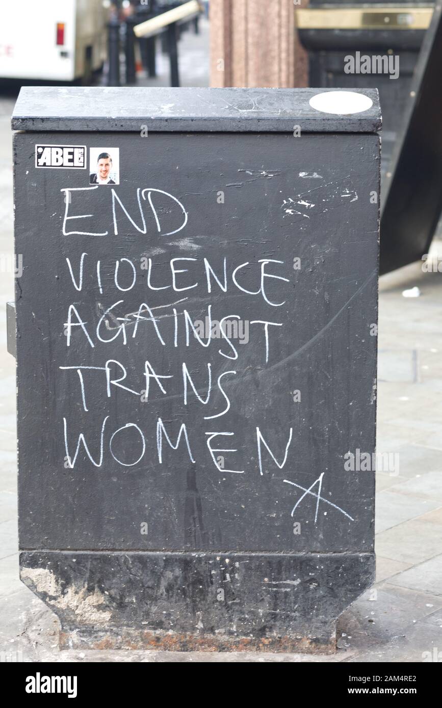 Porre fine alla violenza contro le donne trans scritto in gesso su una scatola elettrica sulle strade di Londra Foto Stock