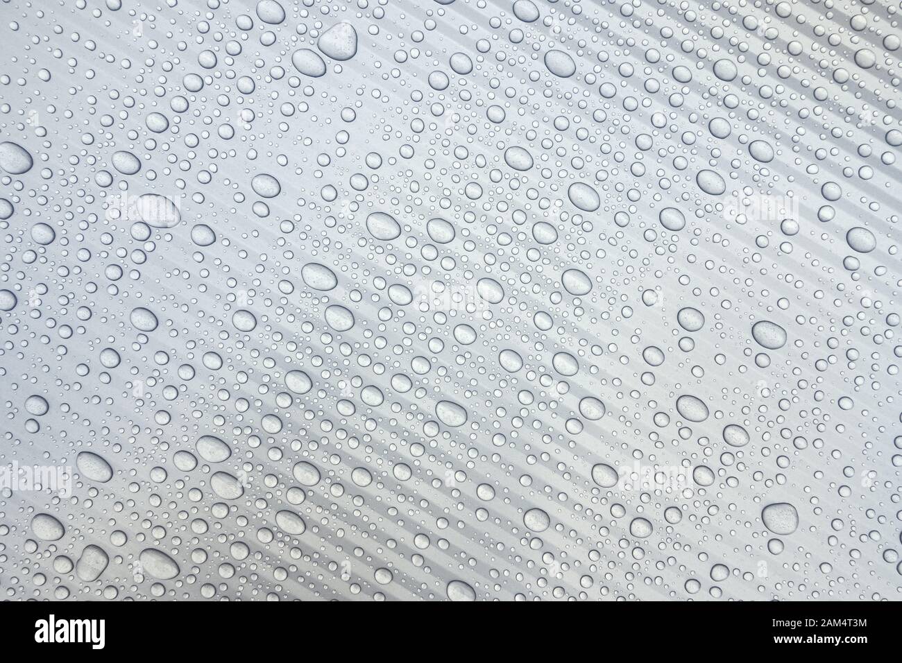 Grigio chiaro superficie plastica con gocce di acqua Foto Stock