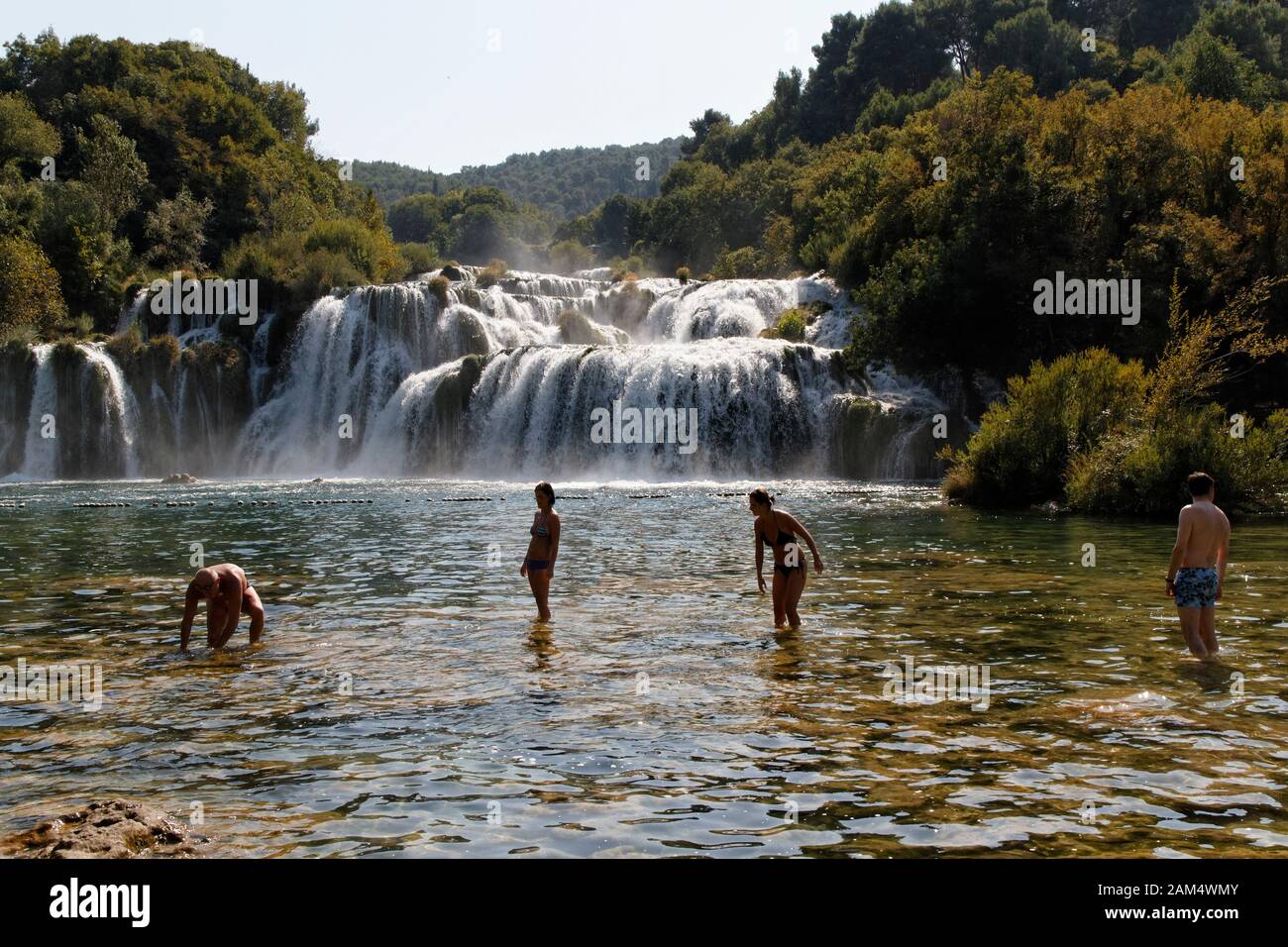 La gente la balneazione a cascate di Krka, Krka NP, Dalmazia, Croazia, Europa Foto Stock