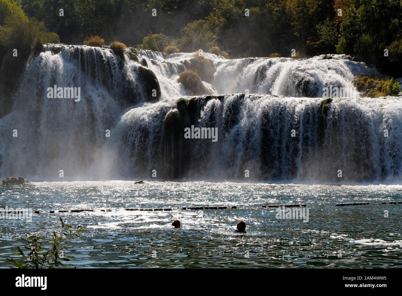 La gente la balneazione a cascate di Krka, Krka NP, Dalmazia, Croazia, Europa Foto Stock