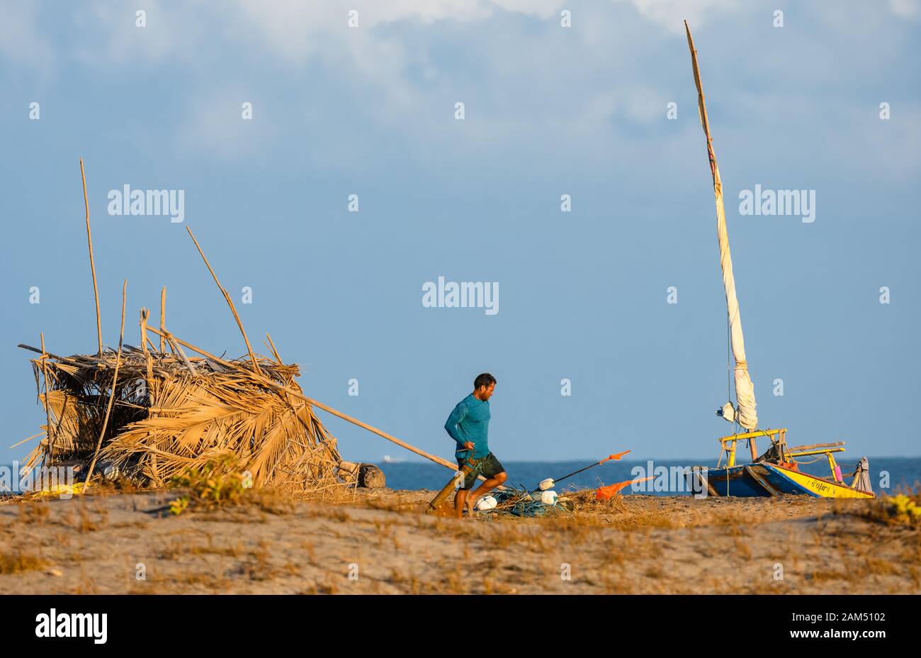 Un pescatore si sta preparando per uscire dal mare. Redonda, Ceara, Brasile Foto Stock