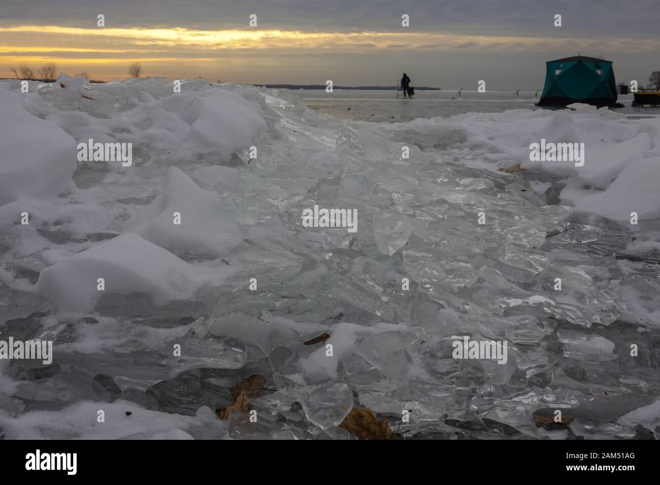 la formazione di ghiaccio forma le onde durante la tempesta fredda nell'inverno 2019 2020 Foto Stock