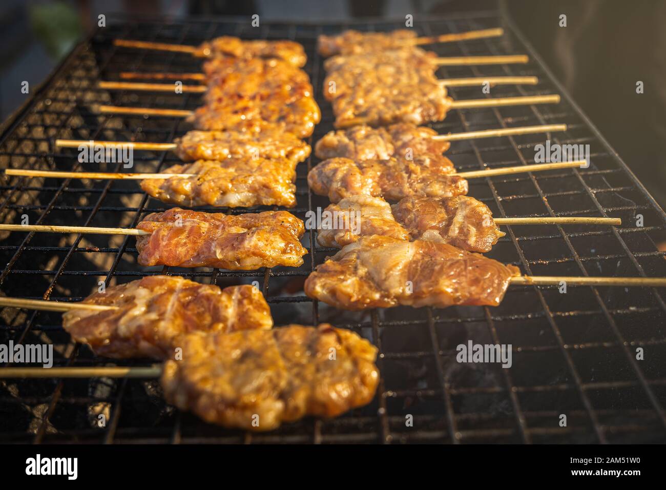 Spiedini di maiale alla griglia tailandese caldo e fresco, colazione popolare Street food in Thailandia, su stufa a carbone. Foto Stock