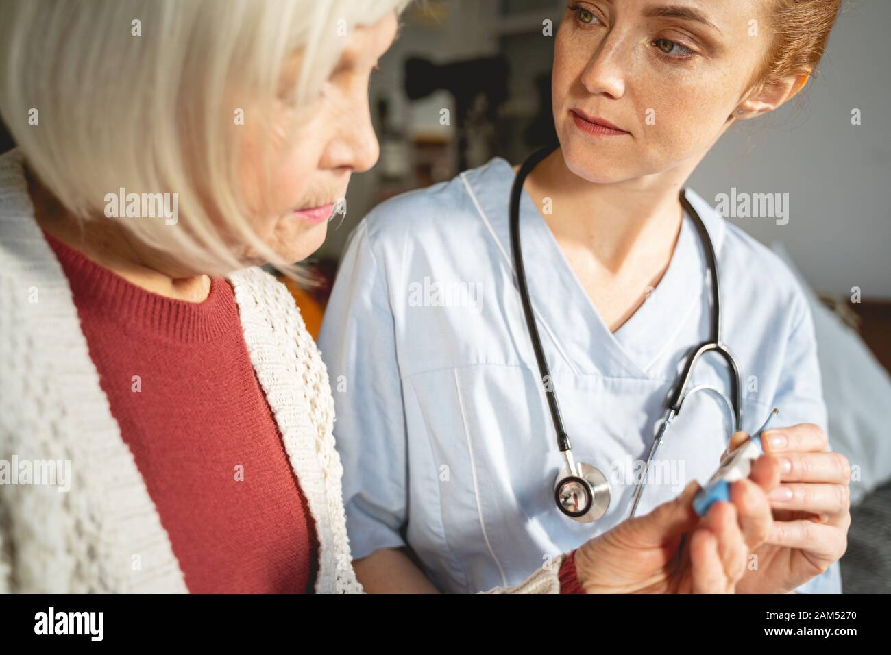 Attento femmina giovane persona ascoltando la sua paziente Foto Stock
