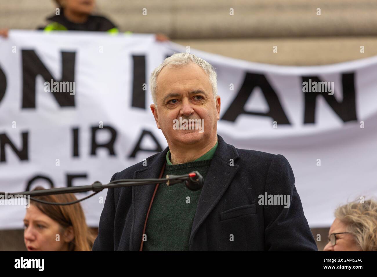 Londra, Regno Unito. 11 gennaio 2020. I manifestanti marciano dalla BBC a Trafalgar Square dopo l'uccisione di Soleimani, sollecitando la pace e nessuna guerra con l'Iran. Penelope Barritt/Alamy Live News Foto Stock