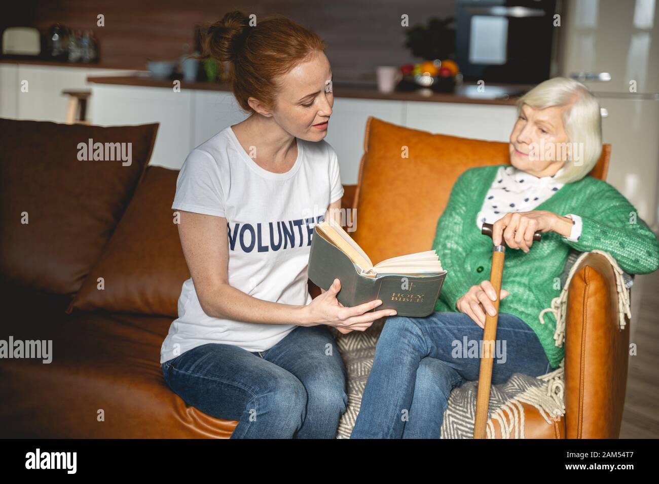 Riflessivo senior donna seduta sul divano accogliente Foto Stock