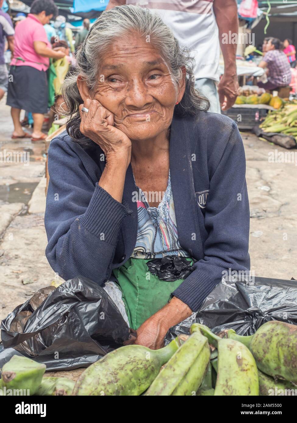 Iquitos, Perù- Mar 27, 2018: Ritratto di una donna con una pelle rossa la vendita delle banane sul mercato Belen, giungla amazzonica. Sud America. Amazonia. Foto Stock