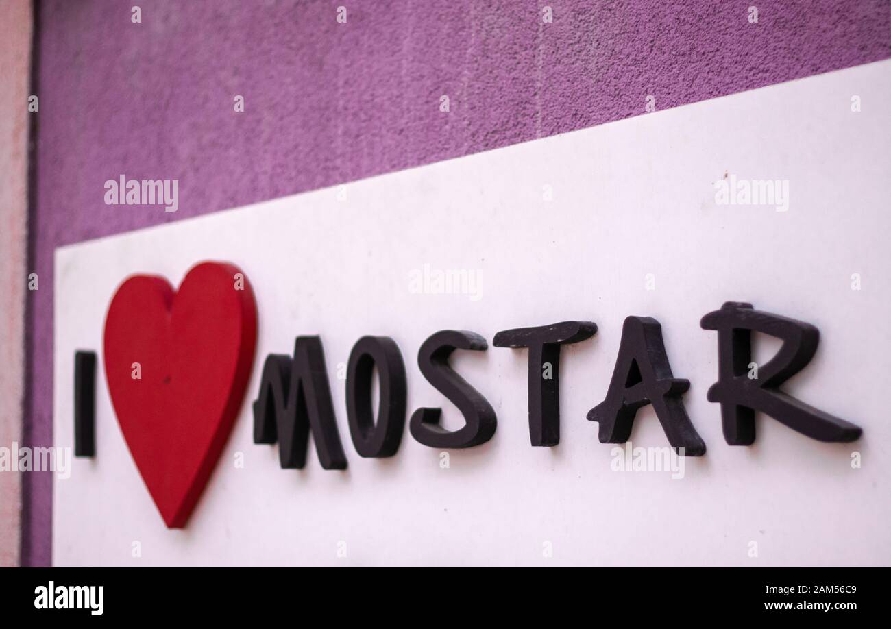 Amo, cuore, iscrizione Mostar. Vecchia città musulmana cristiana famosa per il suo ponte di pietra. Foto Stock