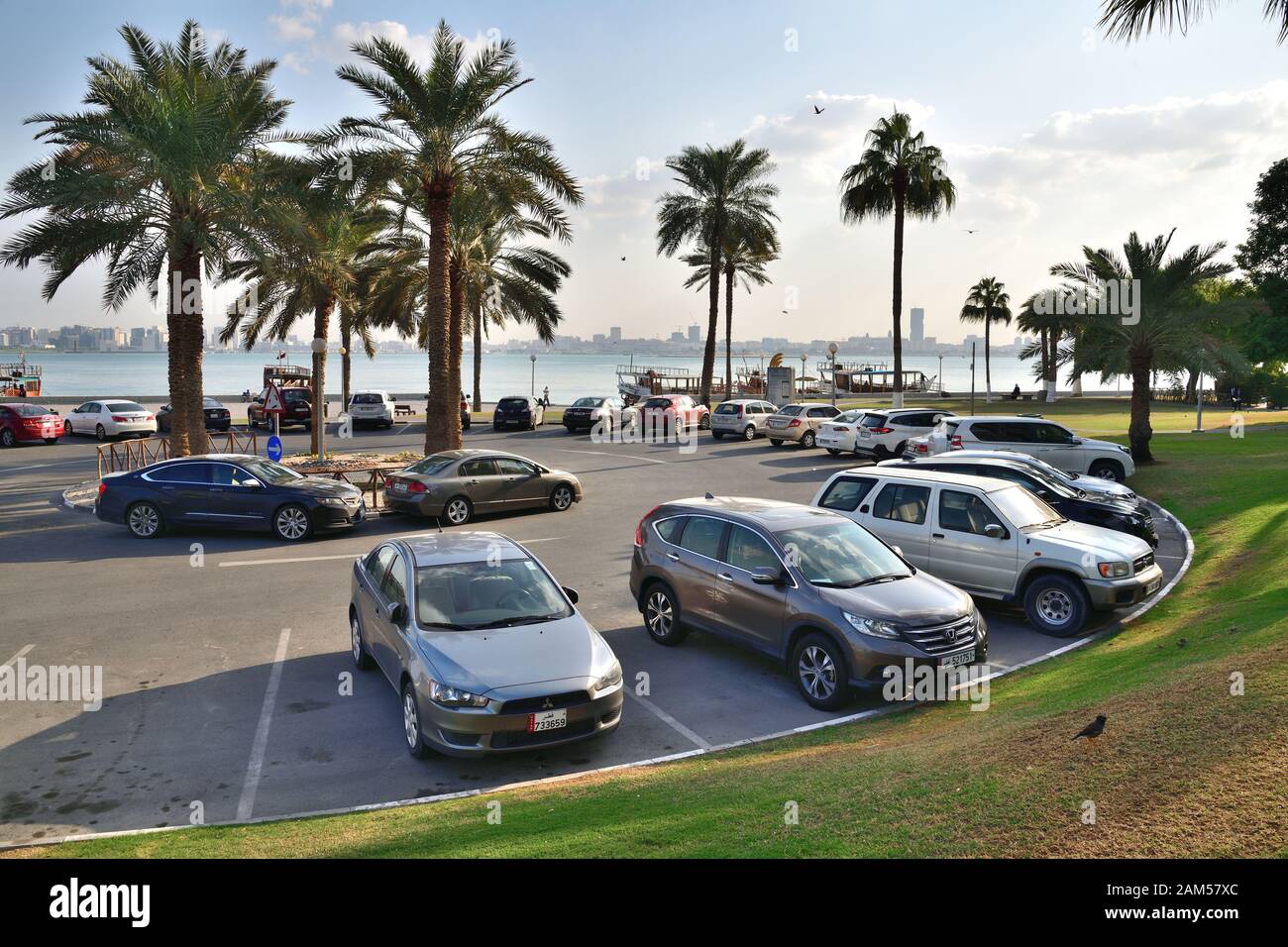 Doha, Qatar - Nov 21. 2019. Dallah Parcheggio nel parco sulla strada Corniche. West Bay Foto Stock