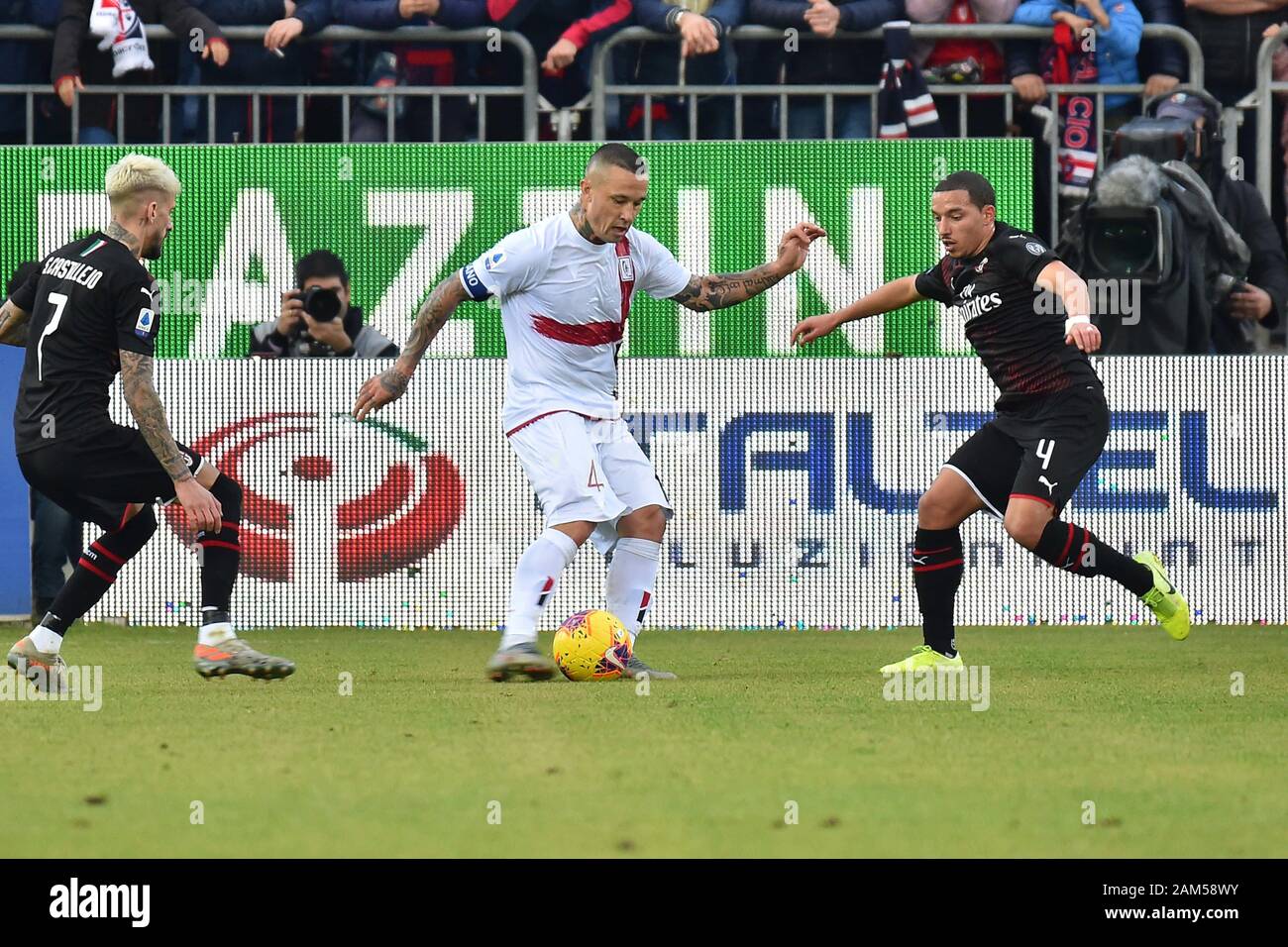 Cagliari, Italia. Xi gen, 2020. radja nainggolan di cagliari calcioduring Cagliari vs AC Milano, italiano di calcio di Serie A del campionato Gli uomini a Cagliari, Italia, 11 Gennaio 2020 - LPS/Luigi Canu Credito: Luigi Canu/LP/ZUMA filo/Alamy Live News Foto Stock