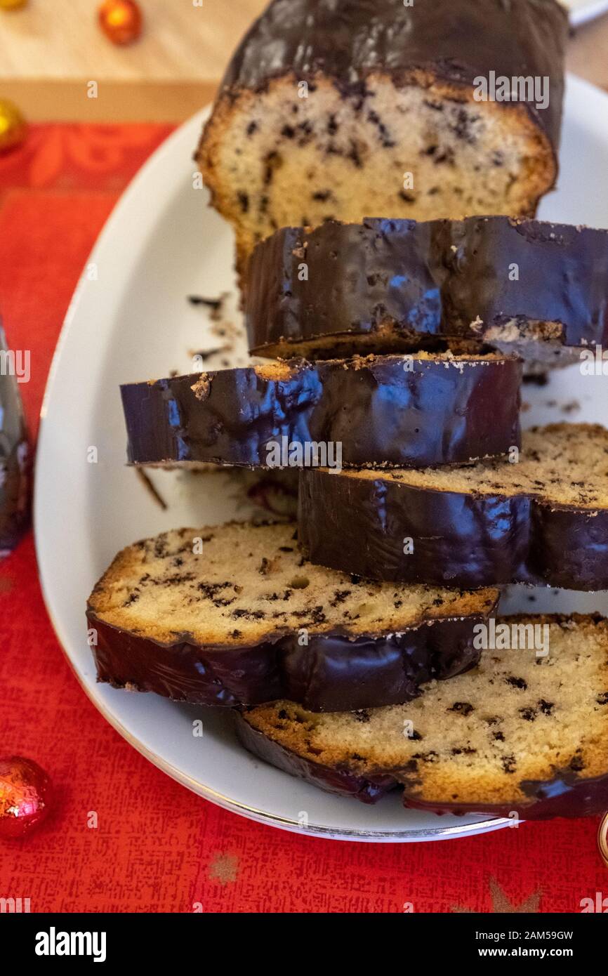 torta fatta in casa con glassa di cioccolato in una ciotola di vetro Foto Stock